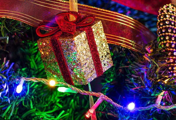 Weihnachtsschmuck Tannenbaum Geschmückter Weihnachtsbaum Tannenzweig Mit Geschenkdekoration Umgeben Von Weihnachtslichtern — Stockfoto