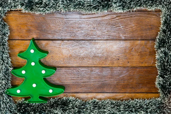 Tahtada Noel çelengi ve süslemeleri olan bir Noel kompozisyonu. Sınır ve kopyalama alanı ile yaratıcı kompozisyon, üst görünüm, düz yatay. Noel çerçevesi.