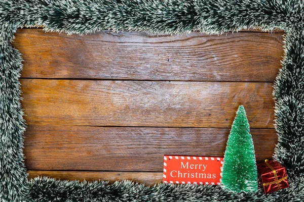 Tahtada Noel çelengi ve süslemeleri olan bir Noel kompozisyonu. Sınır ve kopyalama alanı ile yaratıcı kompozisyon, üst görünüm, düz yatay. Noel çerçevesi.