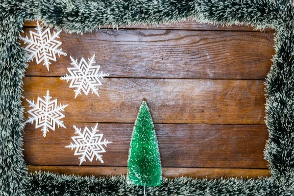 Tahtada Noel çelengi ve süslemeleri olan bir Noel kompozisyonu. Sınır ve kopyalama alanı ile yaratıcı kompozisyon, üst görünüm, düz yatay. Noel çerçevesi.