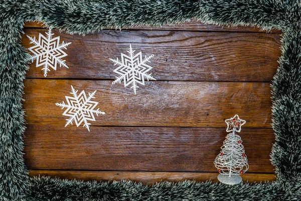 Tahtada Noel çelengi ve süslemeleri olan bir Noel kompozisyonu. Sınır ve kopyalama alanı ile yaratıcı kompozisyon, üst görünüm, düz yatay. Noel çerçevesi.