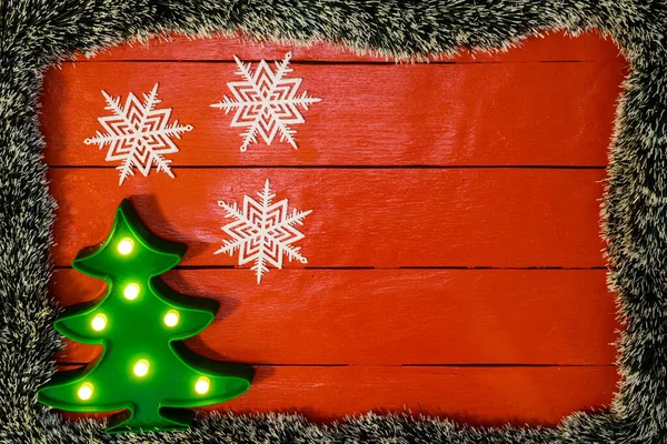 Різдвяна Композиція Червоній Дерев Яній Дошці Різдвяною Гірляндою Прикрасами Творча — стокове фото