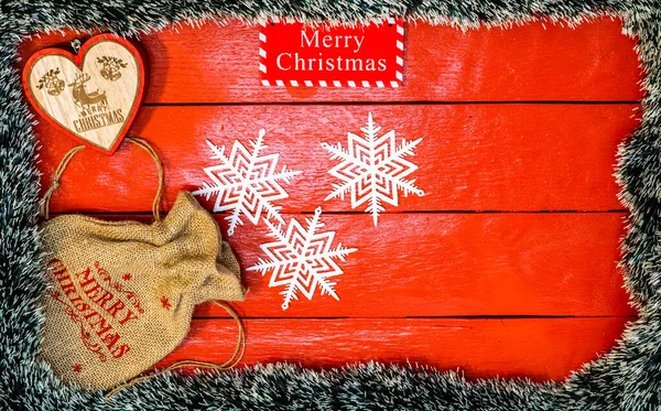 Kerstcompositie Rood Houten Bord Met Kerstslinger Decoraties Creatieve Compositie Met — Stockfoto