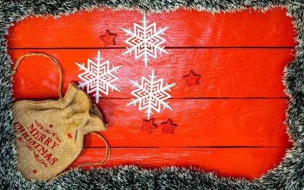 Julsammansättning Röd Träskiva Med Julkrans Och Dekorationer Kreativ Komposition Med — Stockfoto