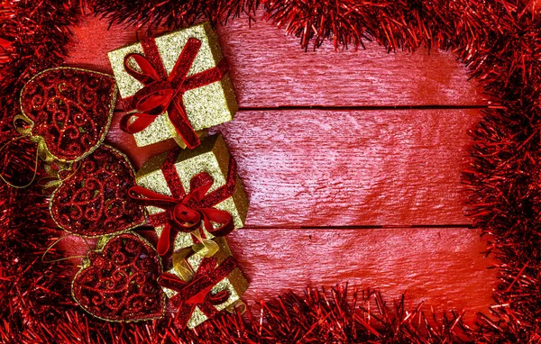 Різдвяна Композиція Червоній Дерев Яній Дошці Різдвяною Гірляндою Прикрасами Творча — стокове фото