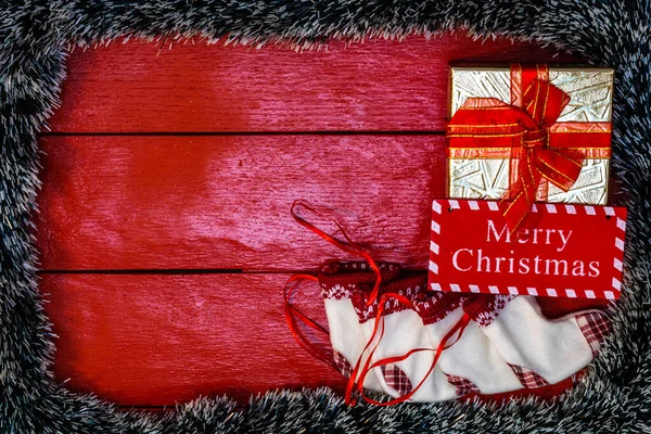 Noel çelengi ve süslemeleri olan kırmızı tahta üzerinde Noel kompozisyonu. Sınır ve kopyalama alanı ile yaratıcı kompozisyon, üst görünüm, düz yatay. Noel çerçevesi.