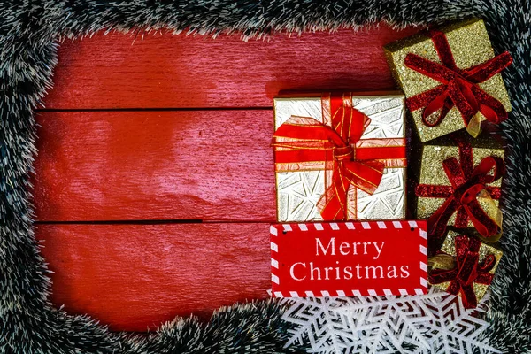 Noel Çelengi Süslemeleri Olan Kırmızı Tahta Üzerinde Noel Kompozisyonu Sınır — Stok fotoğraf