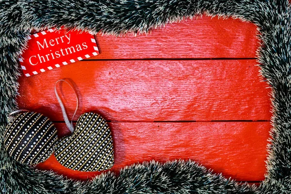 Noel çelengi ve süslemeleri olan kırmızı tahta üzerinde Noel kompozisyonu. Sınır ve kopyalama alanı ile yaratıcı kompozisyon, üst görünüm, düz yatay. Noel çerçevesi.