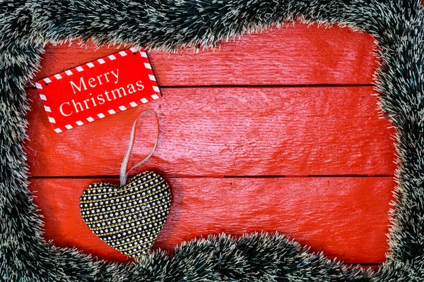 Noel çelengi ve süslemeleri olan kırmızı tahta üzerinde Noel kompozisyonu. Sınır ve kopyalama alanı ile yaratıcı kompozisyon, üst görünüm, düz yatay. Noel çerçevesi.