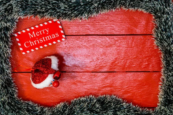 Noel çelengi ve süslemeleri olan kırmızı tahta üzerinde Noel kompozisyonu. Sınır ve kopyalama alanı ile yaratıcı kompozisyon, üst görünüm, düz yatay. Noel çerçevesi.