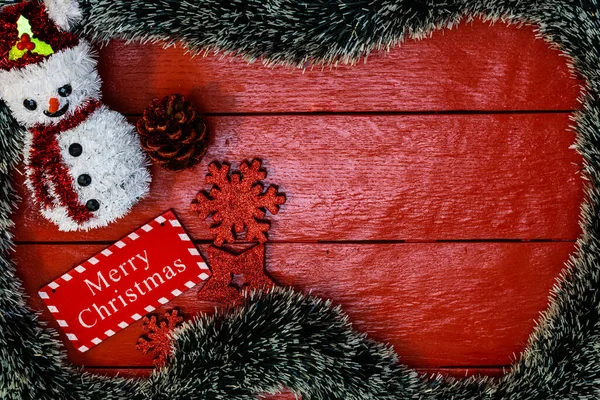 Noel çelengi ve süslemeleri olan kırmızı tahta üzerinde Noel kompozisyonu. Sınır ve kopyalama alanı ile yaratıcı kompozisyon, üst görünüm, düz yatay. Noel çerçevesi.