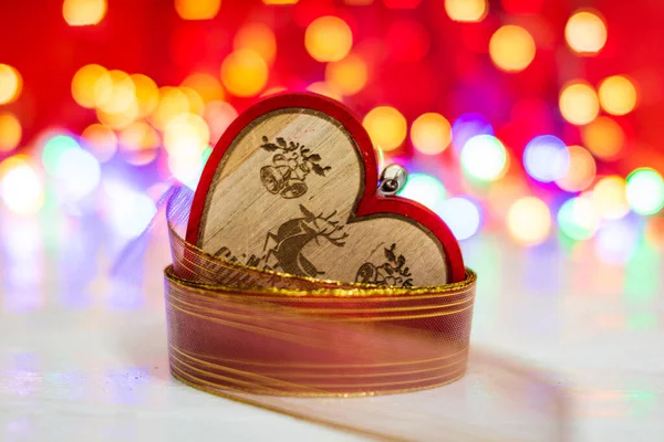 Деревянное Сердце Форме Рождественского Украшения Окружении Красочной Гирлянды Рождественские Украшения — стоковое фото