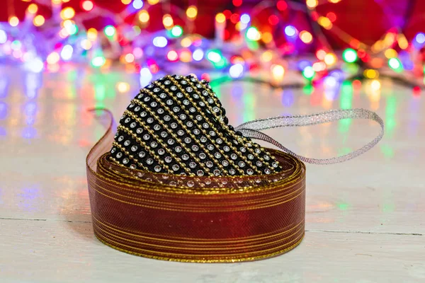 Bola Natal Preta Brilhante Cercada Por Uma Grinalda Colorida Composição — Fotografia de Stock