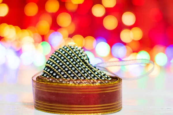 Bola Natal Preta Brilhante Cercada Por Uma Grinalda Colorida Composição — Fotografia de Stock