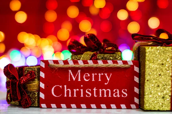 Decoraties Ornamenten Een Kleurrijke Kerstcompositie Geïsoleerd Achtergrond Van Wazig Licht — Stockfoto