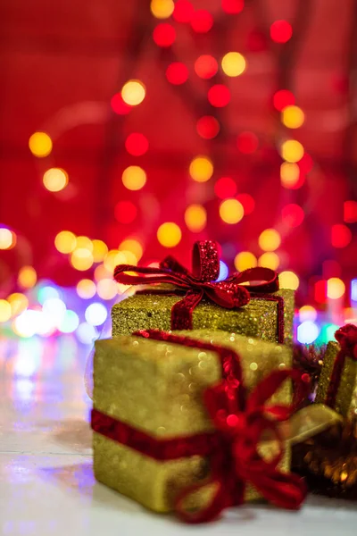 Presentes Natal Brilhantes Decorações Natal Luzes Embaçadas Fundo — Fotografia de Stock