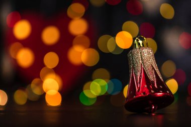 Noel süsü ve süsleri. Bulanık ışık arkaplanındaki Noel kompozisyonu. Neşeli Noel çanları.