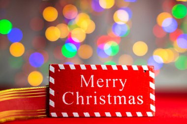 Noel kompozisyonunda bulanık ışıklar mevsimlik dekorasyonlar ve süslemeler, renkli Noel arka planı Noel modunda konsept.