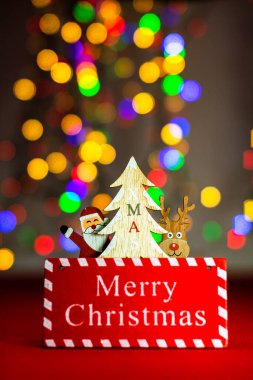 Noel kompozisyonunda bulanık ışıklar mevsimlik dekorasyonlar ve süslemeler, renkli Noel arka planı Noel modunda konsept.