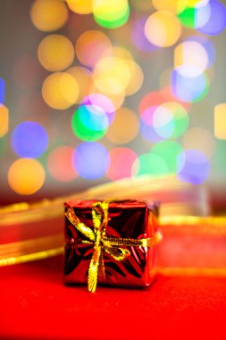 Noel kompozisyonunda bulanık ışıklar mevsimlik dekorasyonlar ve süslemeler, renkli Noel arka planı Noel modunda konsept.