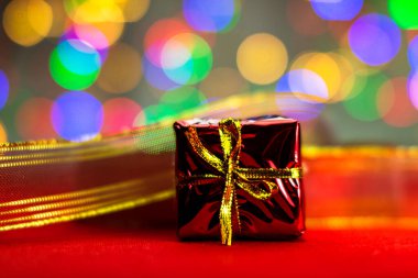 Noel kompozisyonunda bulanık ışıklar mevsimlik dekorasyonlar ve süslemeler, renkli Noel arka planı Noel modunda konsept.