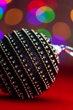 Siyah ve parlak bir Noel balosu. Bulanık ışıkların arka planında bir Noel kompozisyonu..