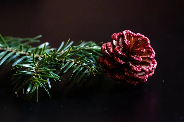 Рождественская Идея Рождественские Украшения Черном Фоне Пихтовая Ветвь Блестящая Шишка — стоковое фото