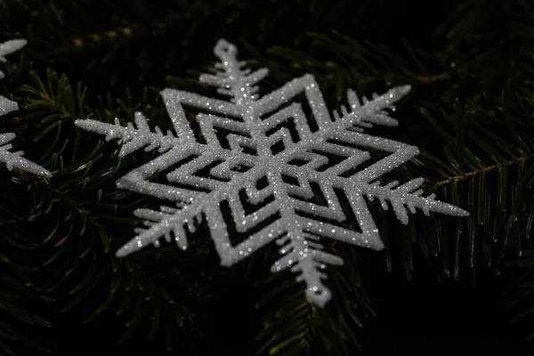 Kerstconcept Kerstversiering Zwarte Achtergrond Glitterachtige Sneeuwvlok — Stockfoto