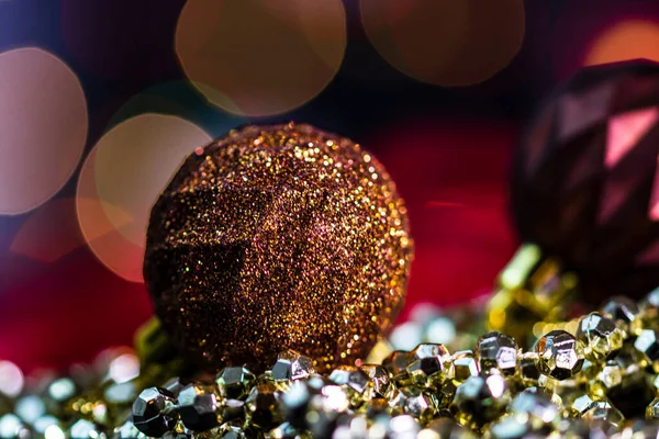 Bulanık Işıkların Arka Planında Izole Edilmiş Renkli Bir Noel Kompozisyonu — Stok fotoğraf