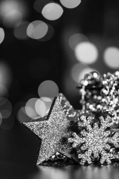 Świąteczna Kompozycja Rozmazanych Światłach Chromowe Tło Czarno Białe Zdjęcie Świątecznych — Zdjęcie stockowe