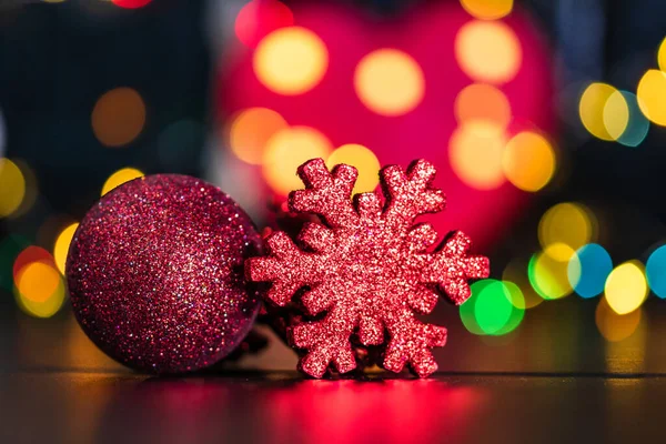 Decoração Natal Ornamentos Composição Natal Luzes Borradas Fundo Decorações Vermelhas — Fotografia de Stock