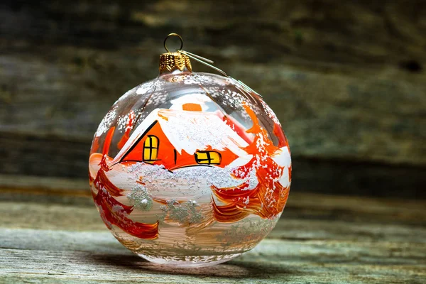 Close Von Dekorierten Glas Weihnachtskugel Christbaumkugel Auf Holz Hintergrund — Stockfoto