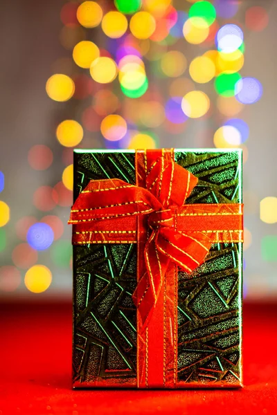 Wazig Licht Kerstcompositie Met Seizoensgebonden Decoraties Ornamenten Kleurrijke Kerst Achtergrond — Stockfoto