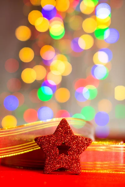 Decoração Brilhante Vermelho Uma Composição Natal Colorido Isolado Fundo Luzes — Fotografia de Stock