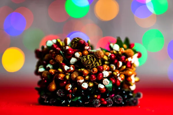 Barevné Zdobené Vánoční Věnce Izolované Pozadí Rozmazaných Světel — Stock fotografie