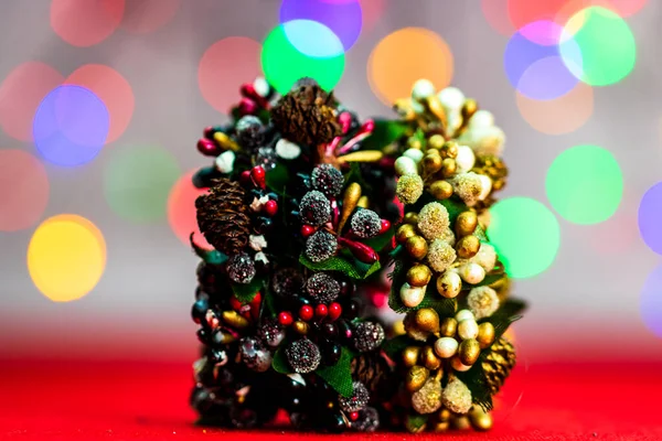Красочные Украшенные Рождественские Венки Изолированные Фоне Размытых Огней — стоковое фото