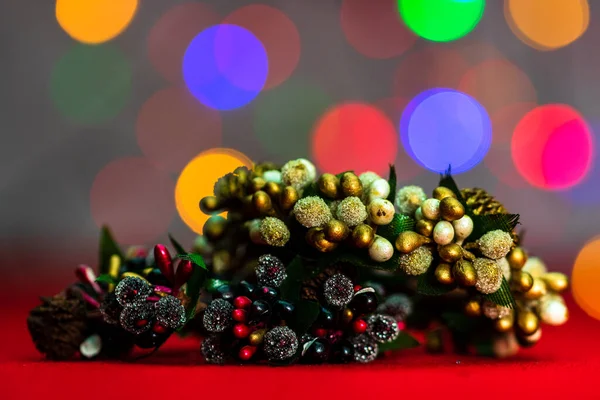 Barevné Zdobené Vánoční Věnce Izolované Pozadí Rozmazaných Světel — Stock fotografie