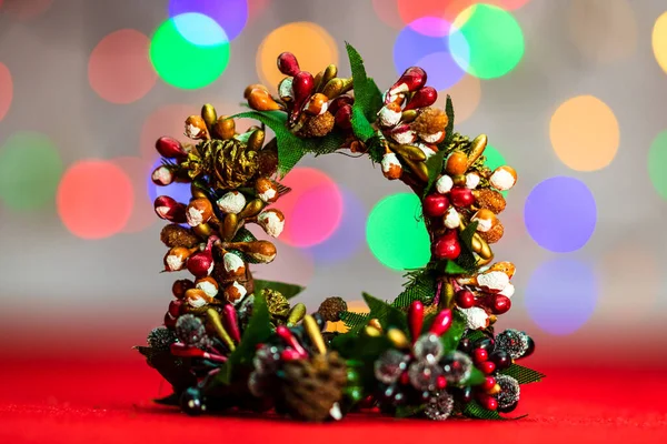 Corone Natale Decorate Colorate Isolate Sfondo Luci Sfocate — Foto Stock