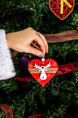 Noel ağacı süslemek, köknar dallarına Noel süslemeleri yapmak. Noel süslemeleri.