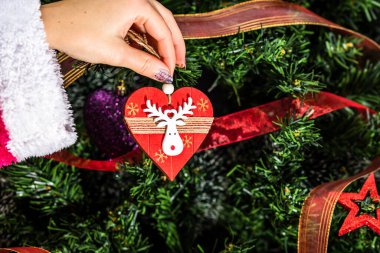 Noel ağacı süslemek, köknar dallarına Noel süslemeleri yapmak. Noel süslemeleri.