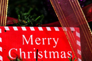 Noel ağacında asılı Mutlu Noeller tabelası