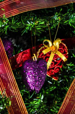 Noel ağacını süsleyen köknar dallarına kalp şeklinde Noel süslemeleri, Noel süslemeleri.