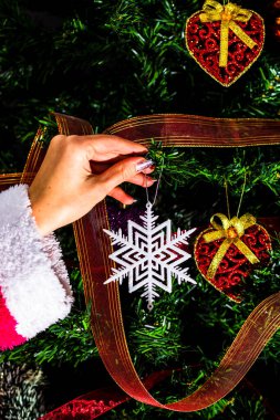 Noel ağacı süslemek, köknar dallarına Noel süslemeleri yapmak. Noel süslemeleri.