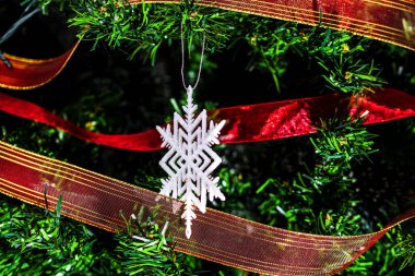 Noel süslemeleri köknar ağacında. Madalyalı Noel ağacı. Noel süslemeleri olan Firavun dalı.