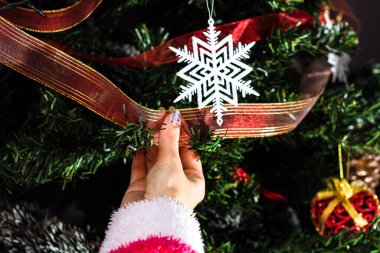 Noel ağacı süslemek, köknar dallarına Noel süslemeleri yapmak. Noel süslemeleri.