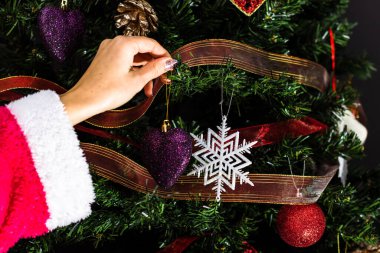 Noel ağacı süslemek, köknar dallarına Noel süslemeleri yapmak. Noel süslemeleri.