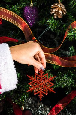 Noel ağacı süslemek, köknar dallarına Noel süslemeleri yapmak. Noel süslemeleri.