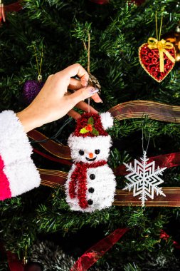 Noel ağacı süslemek, köknar dallarına Noel süslemeleri yapmak. Noel süslemeleri.