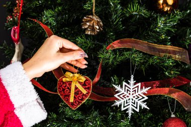 Noel ağacı süslemek, köknar dallarına Noel süslemeleri yapmak. Noel süslemeleri.