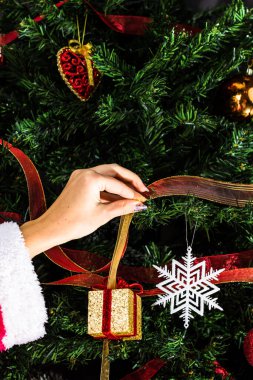 Noel ağacı süslemek, köknar dallarına Noel süslemeleri yapmak. Noel süslemeleri.